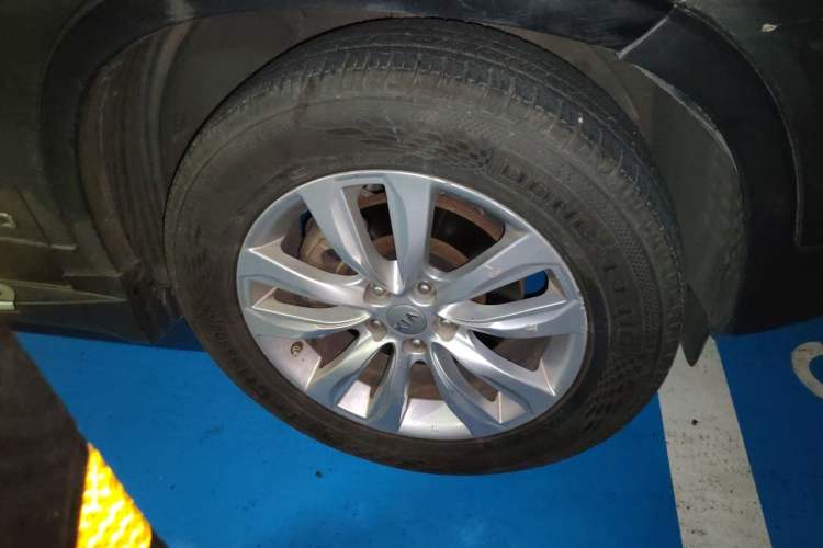Used Kia Sorento 2012 2.4L Gasoline Luxury Edition Right Front Wheel Hub