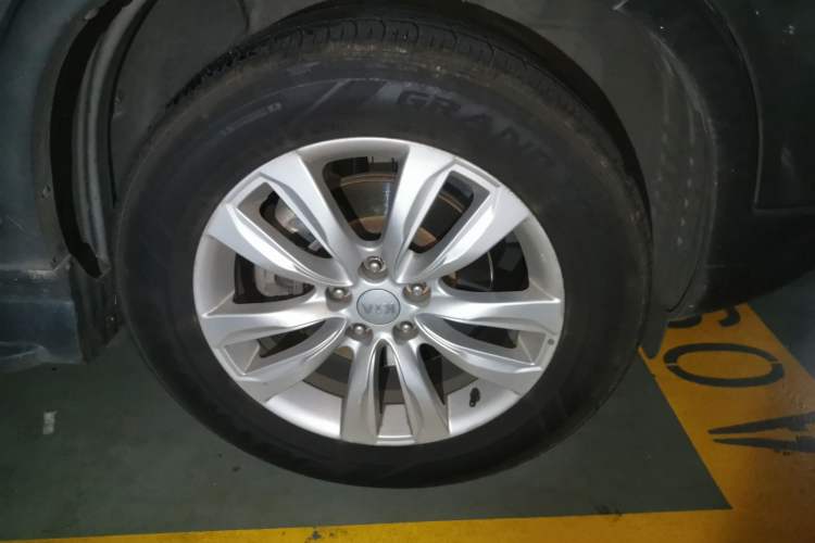 Used Kia Sorento 2012 2.4L Gasoline Comfort Edition Right Front Wheel Hub