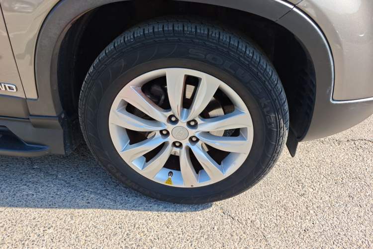 Used Kia Sorento 2012 2.4L Gasoline Luxury Edition Right Front Wheel Hub