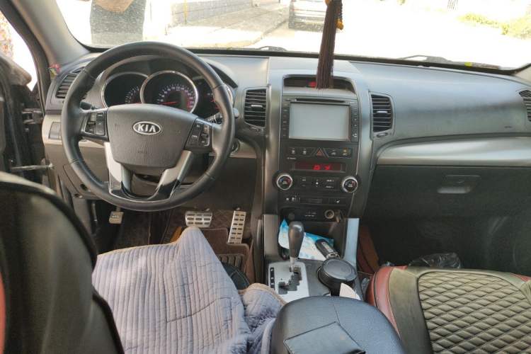 Used Kia Sorento 2012 2.4L Gasoline Supreme Edition Center Console