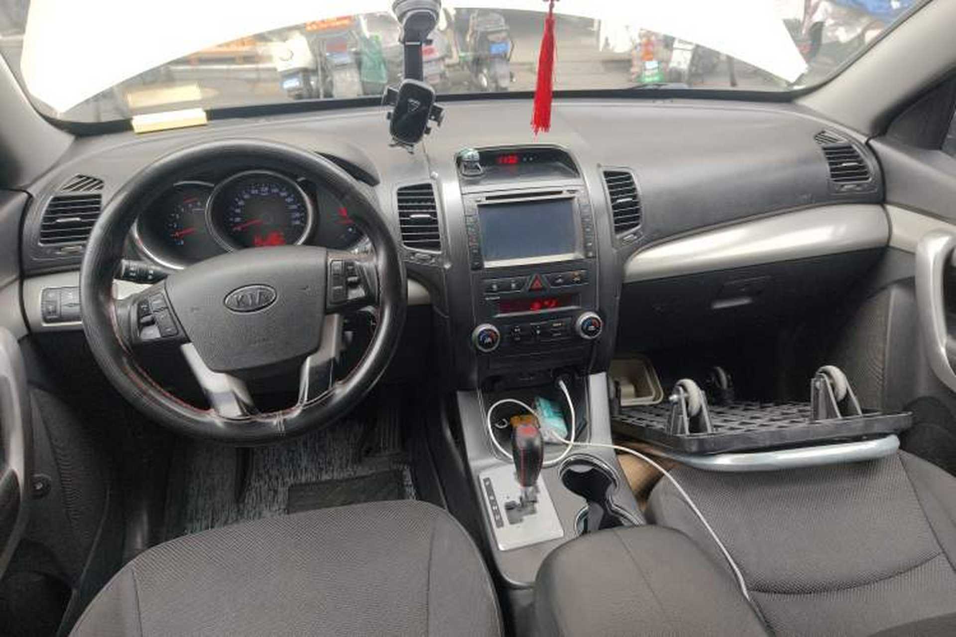 Used Kia Sorento 2012 2.2T Diesel Comfort Edition Center Console