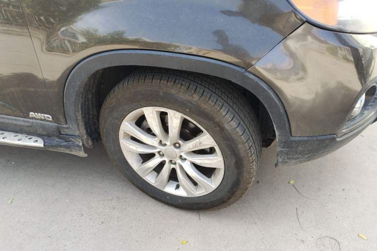 Used Kia Sorento 2012 2.4L Gasoline Supreme Edition Right Front Wheel Hub