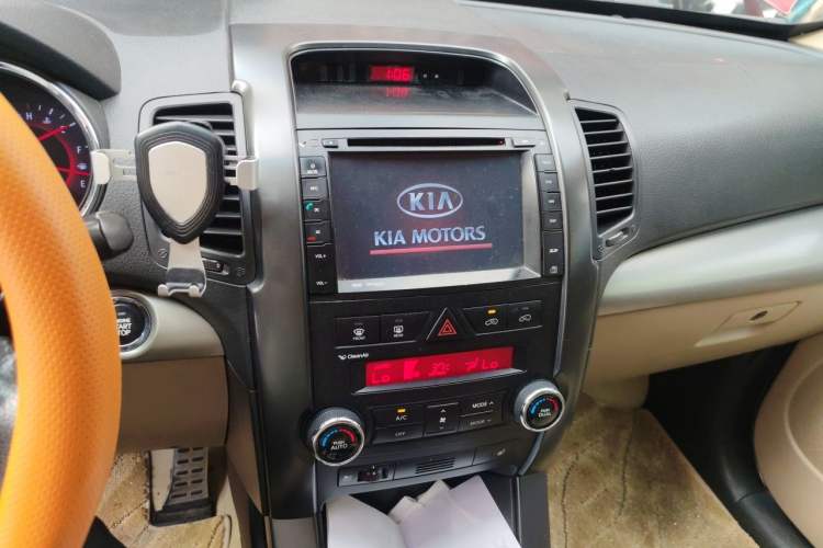 Used Kia Sorento 2012 2.4L Gasoline Supreme Edition Audio And AC Panel