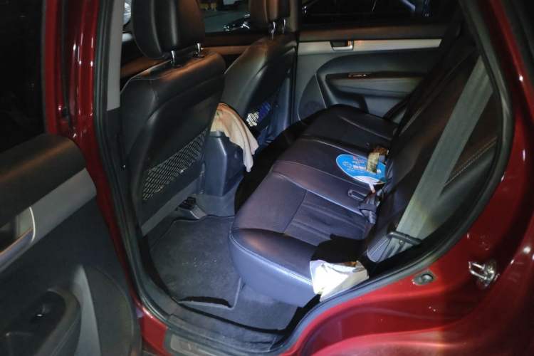 Used Kia Sorento 2012 2.4L Gasoline Supreme Edition Left Rear Seat