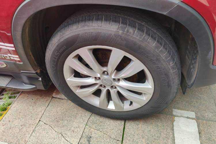 Used Kia Sorento 2012 2.4L Gasoline Supreme Edition Right Front Wheel Hub