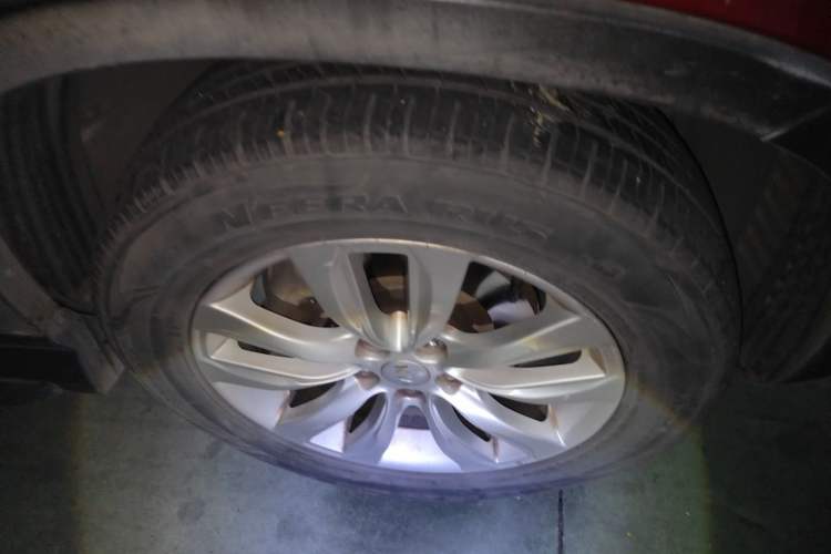 Used Kia Sorento 2012 2.4L Gasoline Supreme Edition Right Front Wheel Hub