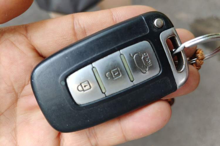 Used Kia Sorento 2012 2.4L Gasoline Luxury Edition Vehicle Key