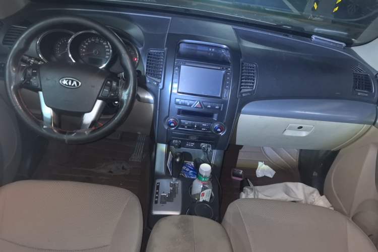 Used Kia Sorento 2012 2.4L Gasoline Comfort Edition Center Console