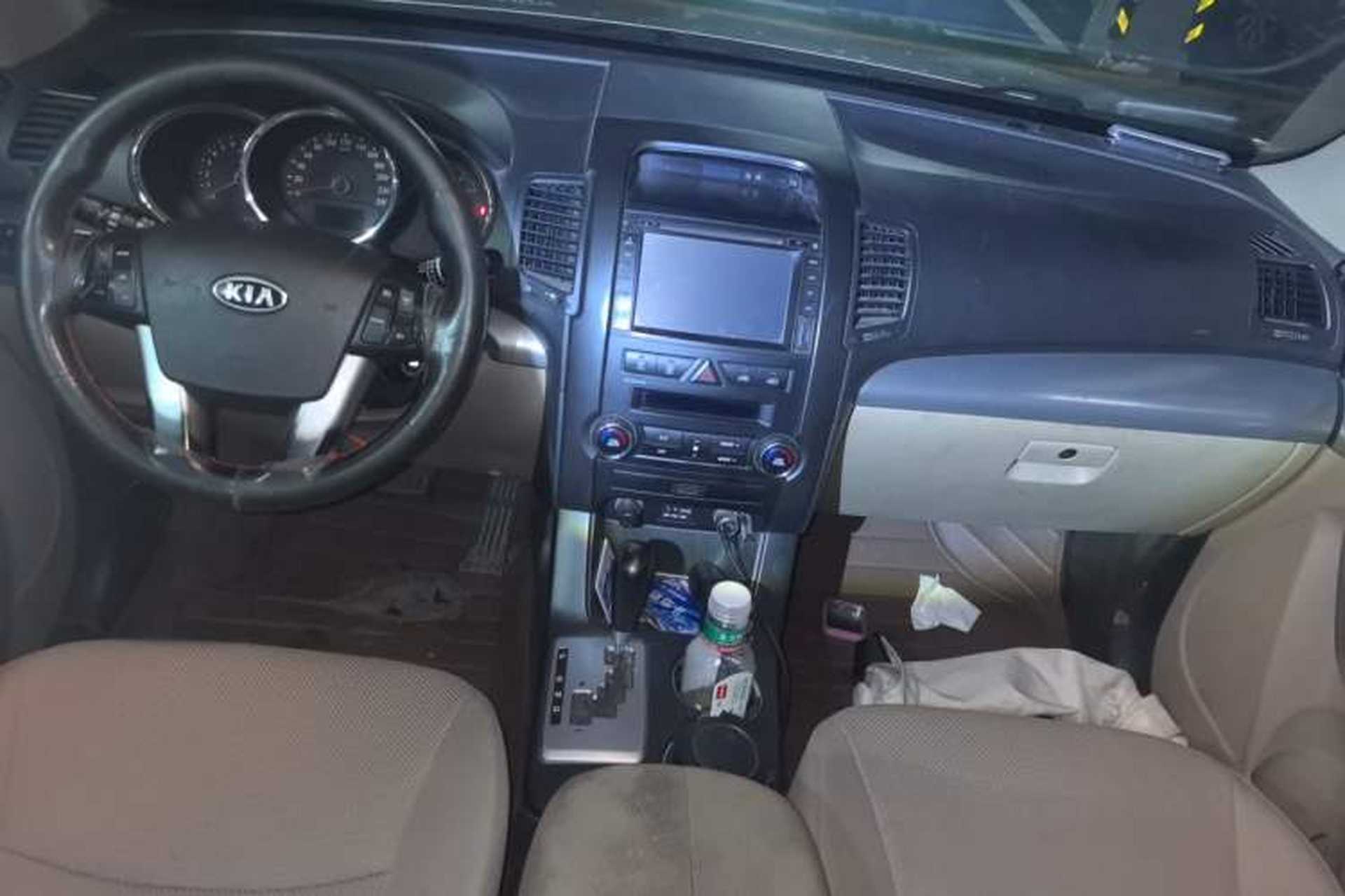 Used Kia Sorento 2012 2.4L Gasoline Comfort Edition Center Console