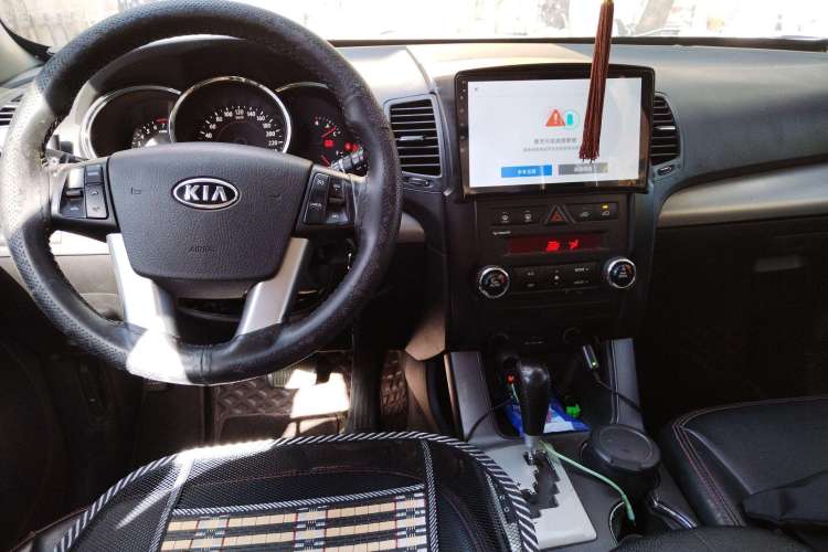 Used Kia Sorento 2012 2.4L Gasoline Comfort Edition Center Console