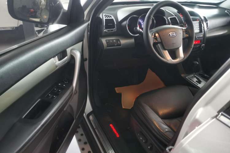 Used Kia Sorento 2012 2.4L Gasoline Luxury Edition Driver Seat