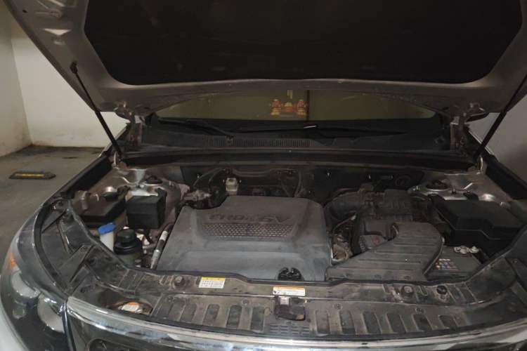 Used Kia Sorento 2012 2.2T Diesel Comfort Edition Engine Bay