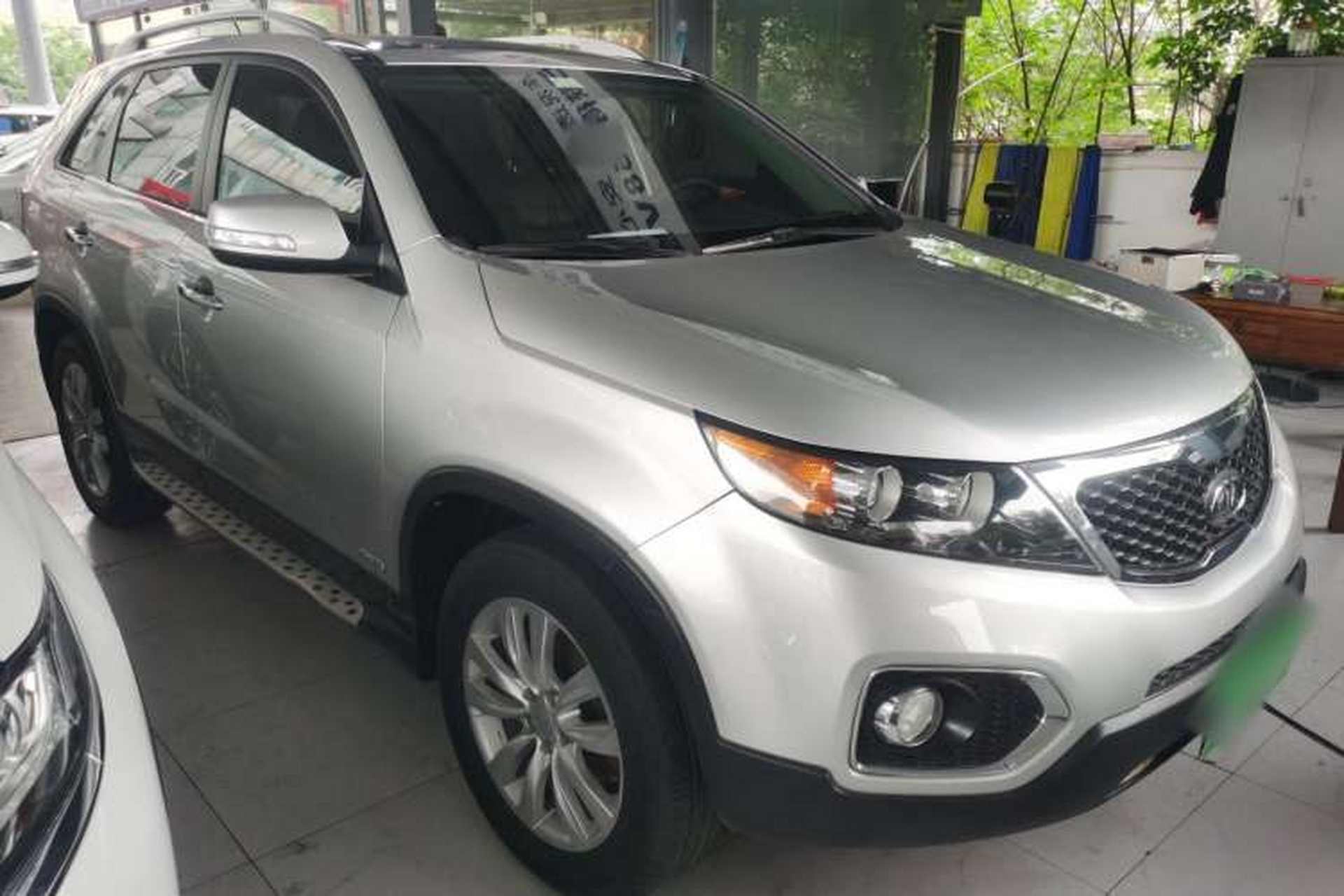 Used Kia Sorento 2012 2.4L Gasoline Luxury Edition Front Right 45 Deg