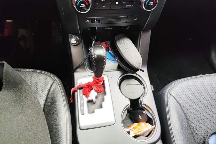 Used Kia Sorento 2012 2.4L Gasoline Supreme Edition Gear Lever