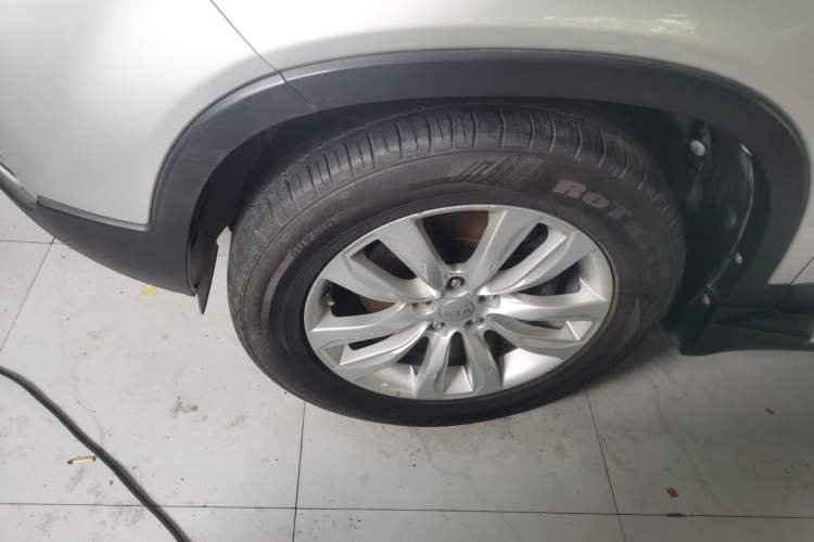 Used Kia Sorento 2012 2.4L Gasoline Luxury Edition Left Front Wheel Hub