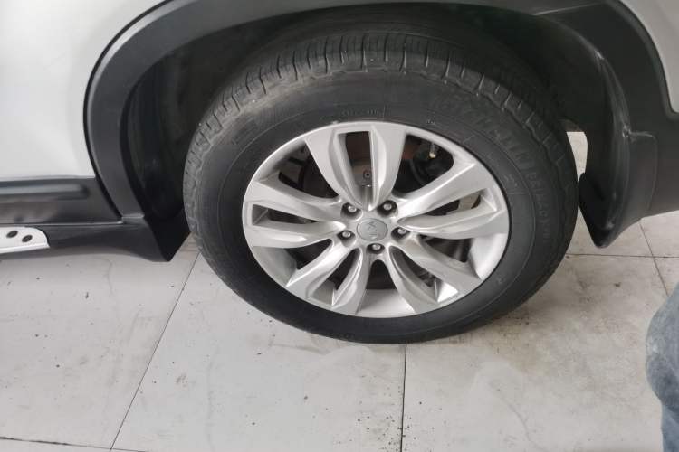 Used Kia Sorento 2012 2.4L Gasoline Luxury Edition Left Rear Wheel Hub