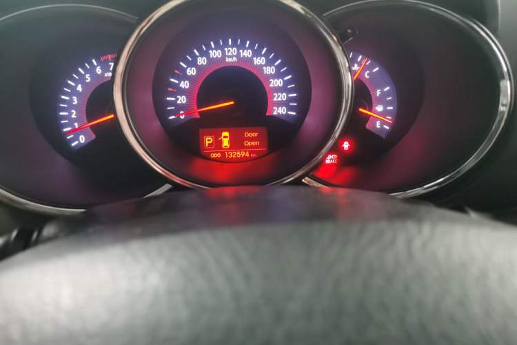 Used Kia Sorento 2012 2.4L Gasoline Luxury Edition Odometer Close Up