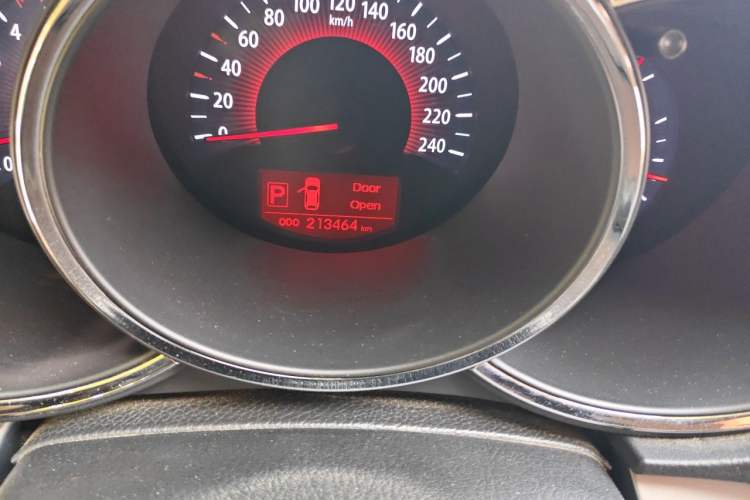 Used Kia Sorento 2012 2.2T Diesel Luxury Edition Odometer Close Up