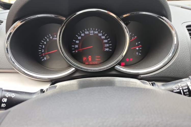 Used Kia Sorento 2012 2.4L Gasoline Luxury Edition Odometer Close Up