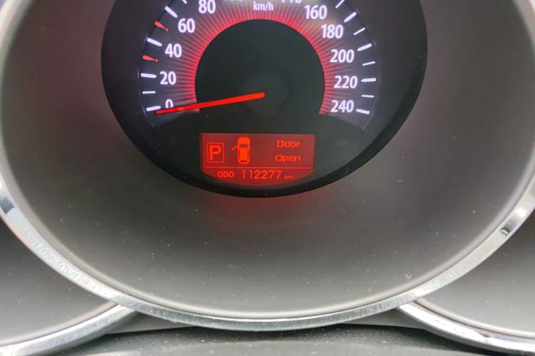Used Kia Sorento 2012 2.4L Gasoline Supreme Edition Odometer Close Up