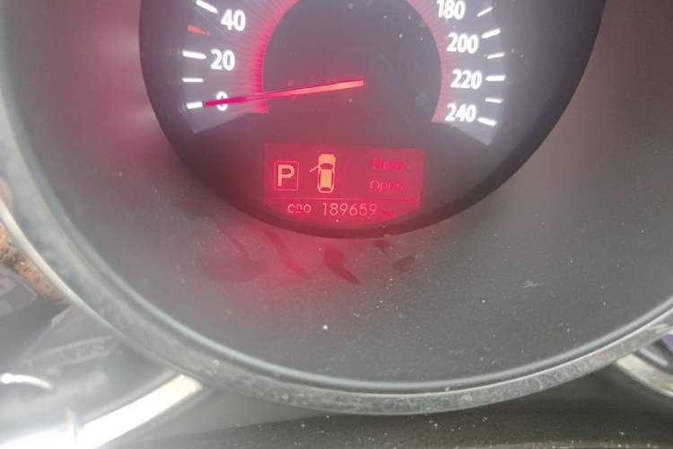 Used Kia Sorento 2012 2.4L Gasoline Luxury Edition Odometer Close Up