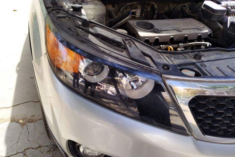 Used Kia Sorento 2012 2.4L Gasoline Comfort Edition Right Front Headlight