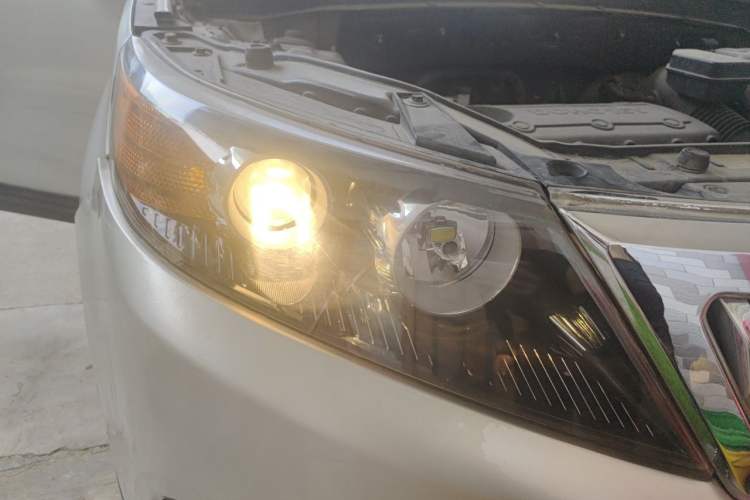 Used Kia Sorento 2012 2.4L Gasoline Luxury Edition Right Front Headlight