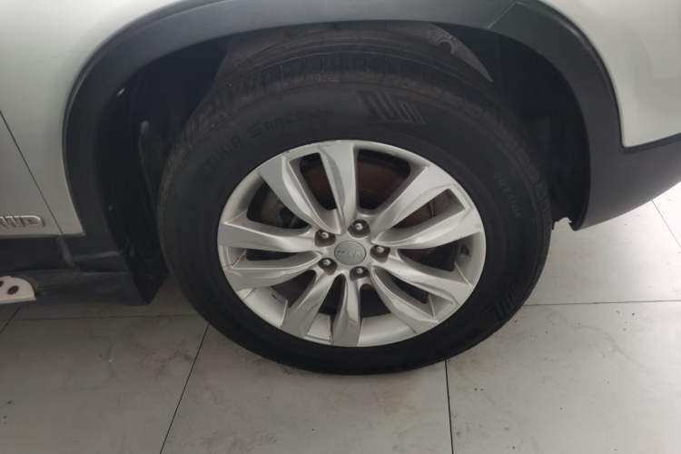 Used Kia Sorento 2012 2.4L Gasoline Luxury Edition Right Front Wheel Hub