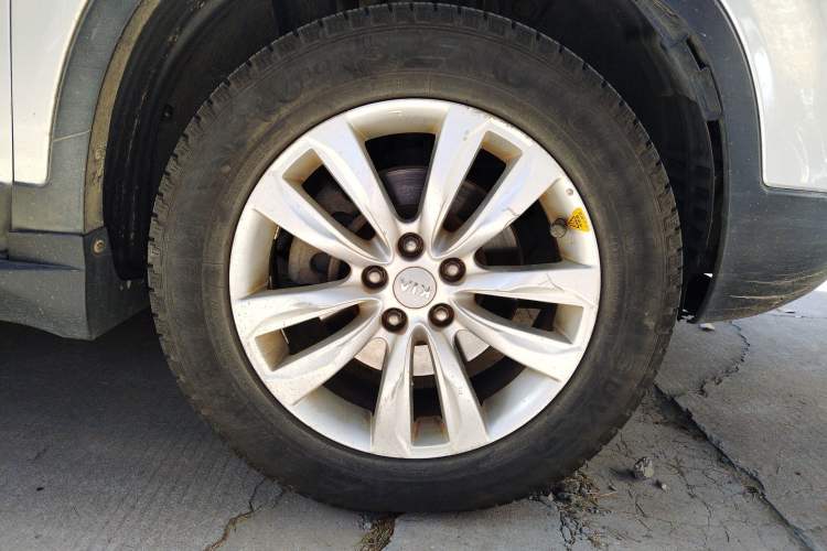 Used Kia Sorento 2012 2.4L Gasoline Comfort Edition Right Front Wheel Hub