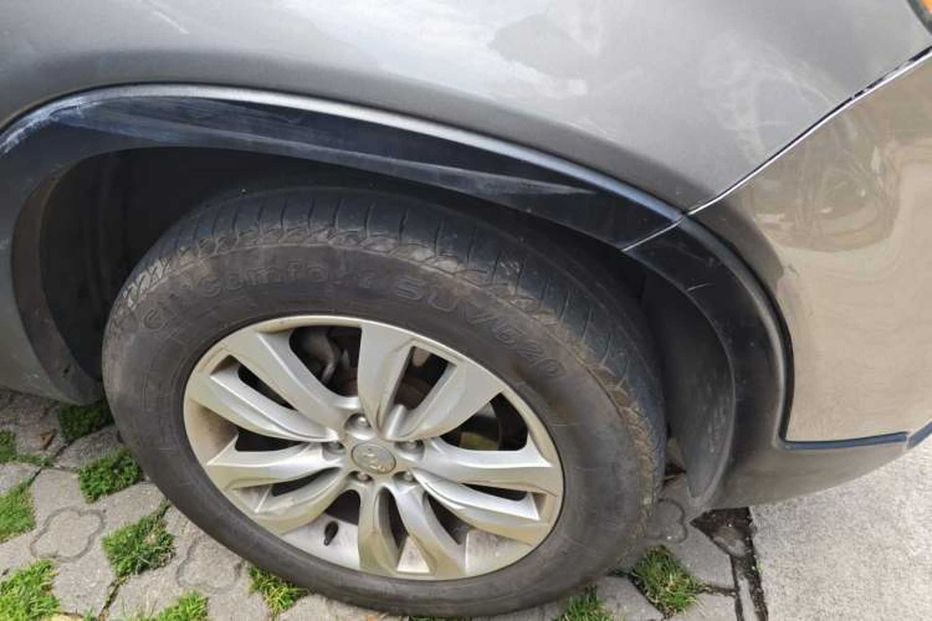 Used Kia Sorento 2012 2.4L Gasoline Luxury Edition Right Front Wheel Hub