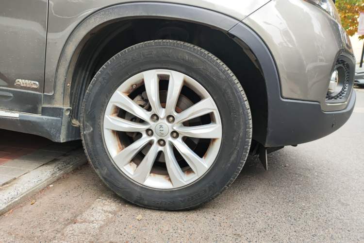 Used Kia Sorento 2012 2.4L Gasoline Supreme Edition Right Front Wheel Hub