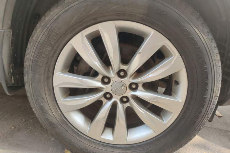 Used Kia Sorento 2012 2.4L Gasoline Comfort Edition Right Front Wheel Hub