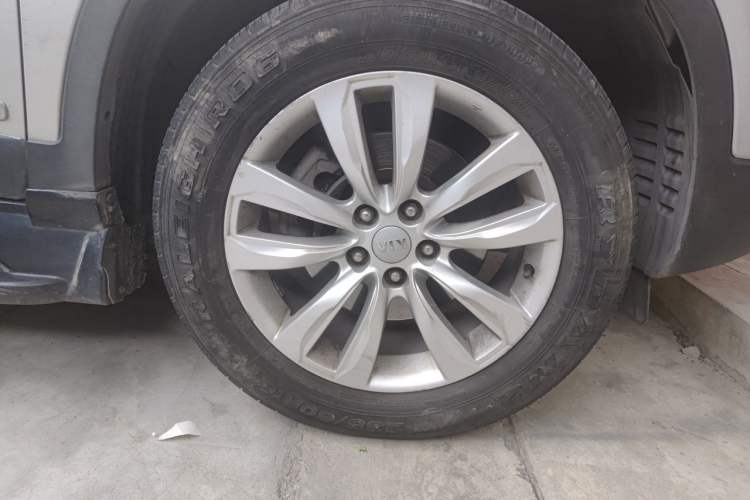 Used Kia Sorento 2012 2.4L Gasoline Luxury Edition Right Front Wheel Hub