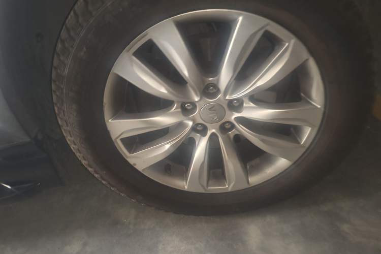 Used Kia Sorento 2012 2.4L Gasoline Luxury Edition Right Front Wheel Hub