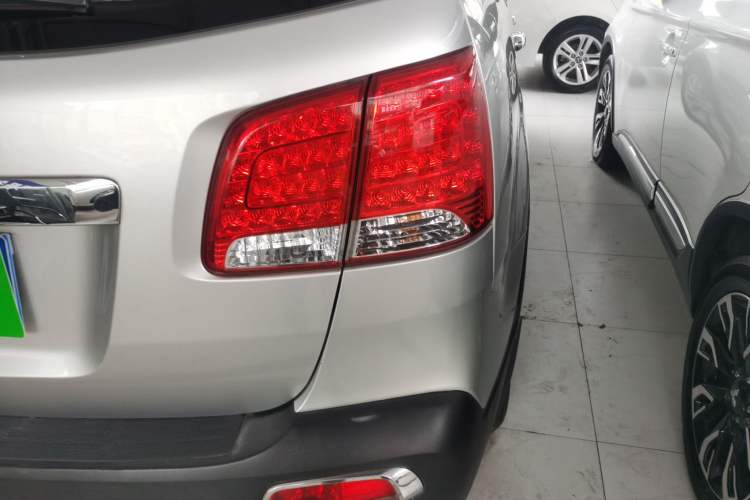 Used Kia Sorento 2012 2.4L Gasoline Luxury Edition Right Rear Taillight