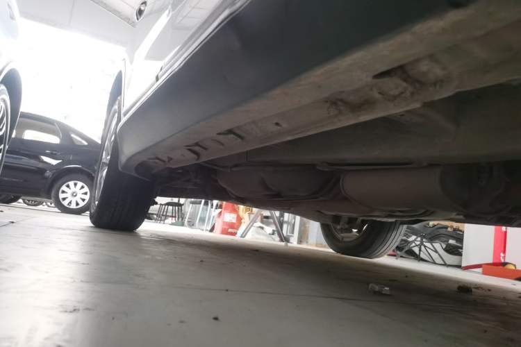 Used Kia Sorento 2012 2.4L Gasoline Luxury Edition Right Side Sill