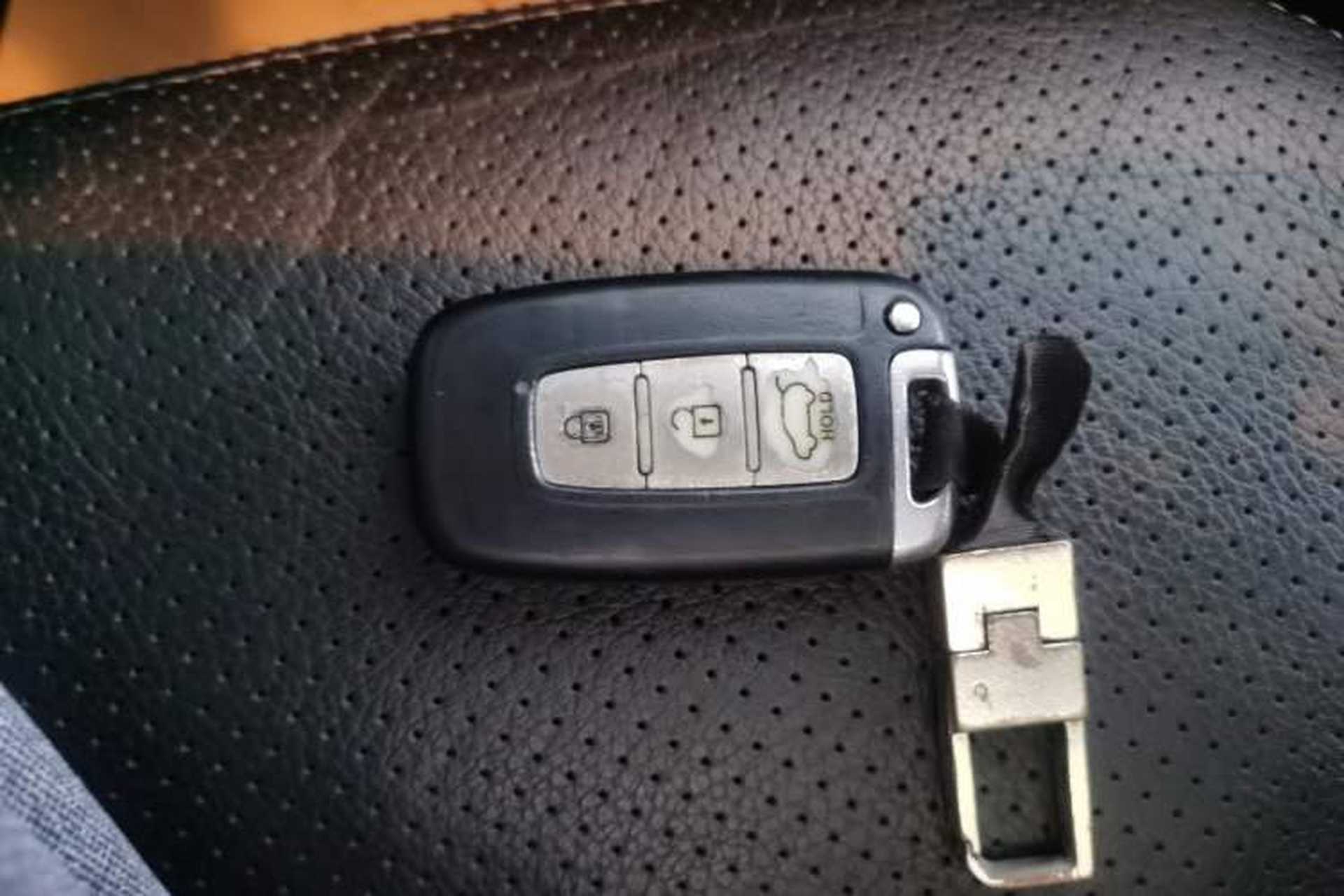 Used Kia Sorento 2012 2.4L Gasoline Luxury Edition Vehicle Key