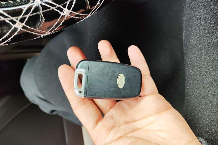 Used Kia Sorento 2012 2.4L Gasoline Supreme Edition Vehicle Key