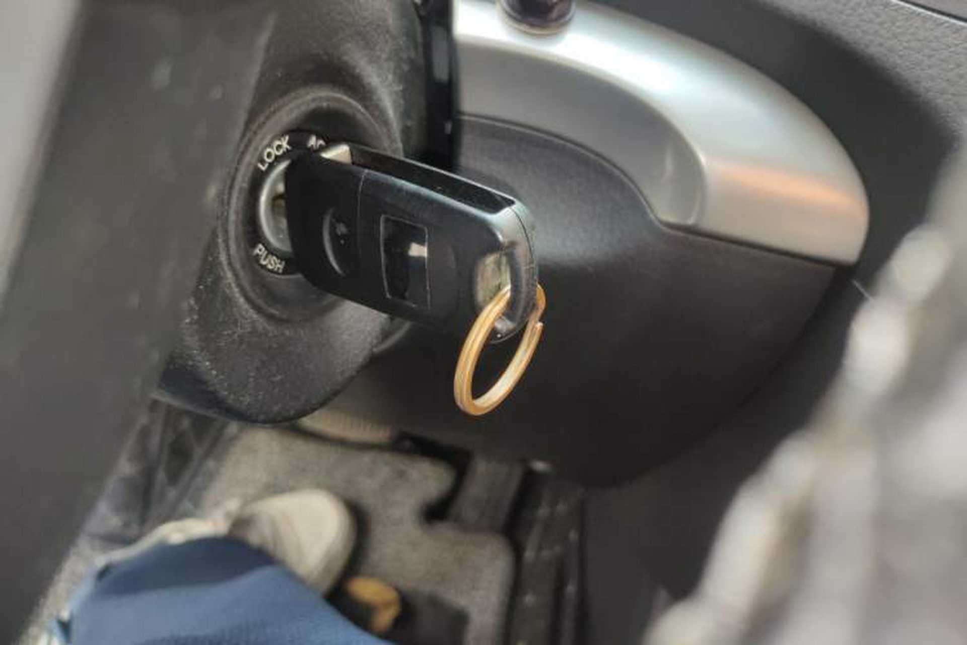 Used Kia Sorento 2012 2.4L Gasoline Comfort Edition Vehicle Key