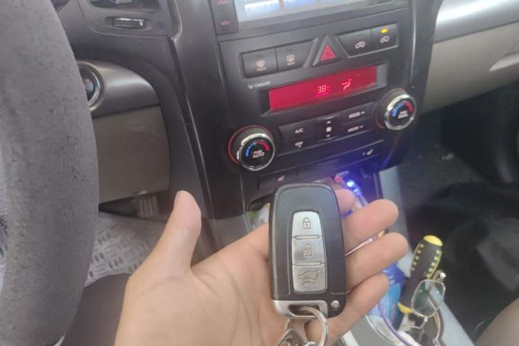 Used Kia Sorento 2012 2.4L Gasoline Luxury Edition Vehicle Key