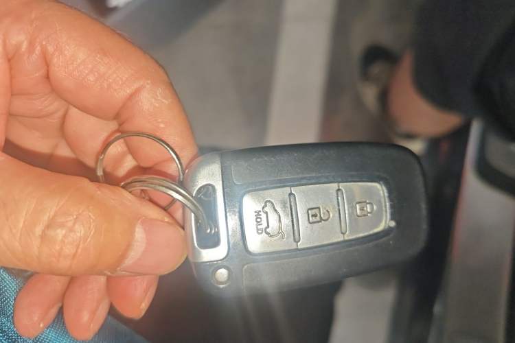 Used Kia Sorento 2012 2.4L Gasoline Luxury Edition Vehicle Key