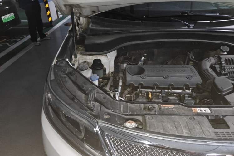 Used Kia Sorento 2012 2.4L Gasoline Comfort Edition Engine Bay Right