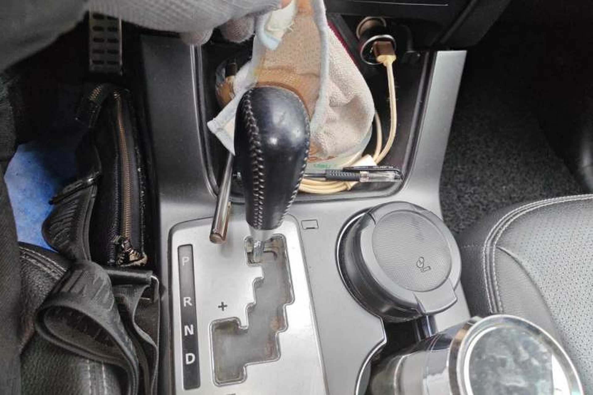 Used Kia Sorento 2012 2.4L Gasoline Supreme Edition Gear Lever