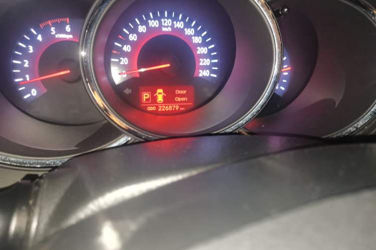 Used Kia Sorento 2012 2.2T Diesel Luxury Edition Odometer Close Up