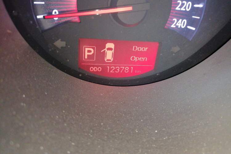 Used Kia Sorento 2012 2.4L Gasoline Luxury Edition Odometer Close Up