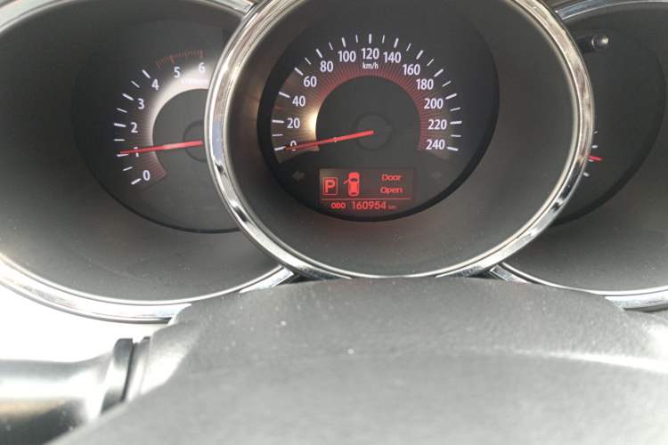 Used Kia Sorento 2012 2.2T Diesel Luxury Edition Odometer Close Up