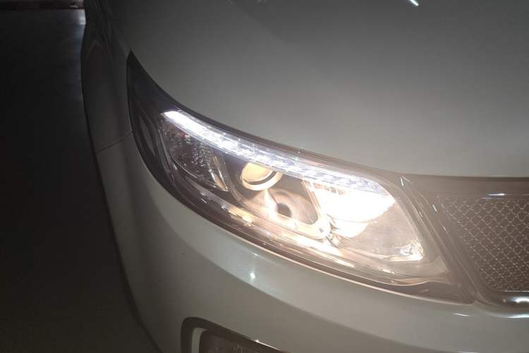 Used Kia Sorento 2012 2.4L Gasoline Comfort Edition Right Front Headlight