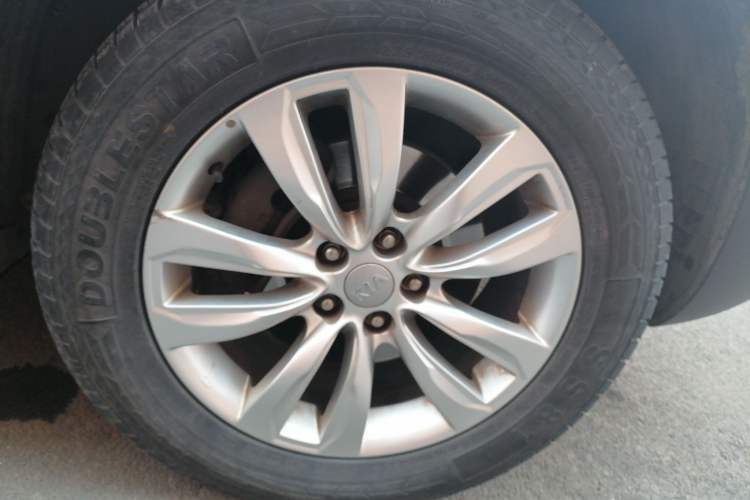 Used Kia Sorento 2012 2.4L Gasoline Luxury Edition Right Front Wheel Hub