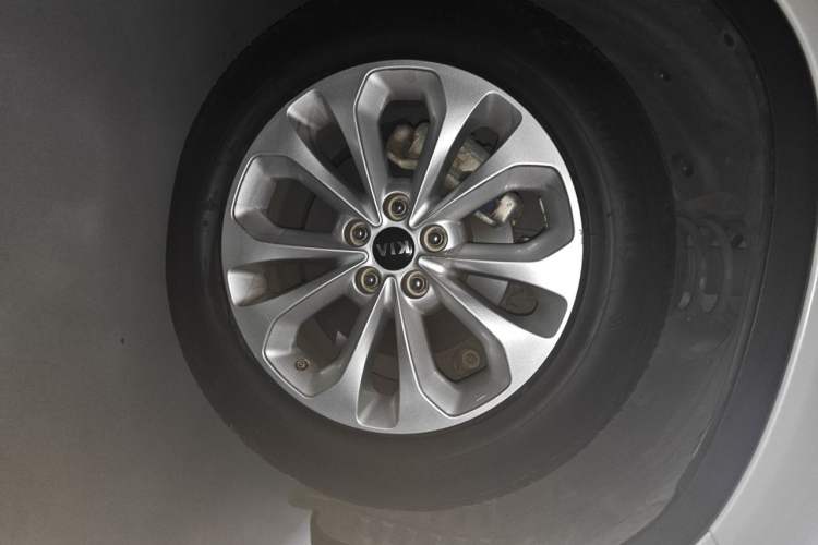 Used Kia Sorento 2012 2.4L Gasoline Comfort Edition Right Front Wheel Hub