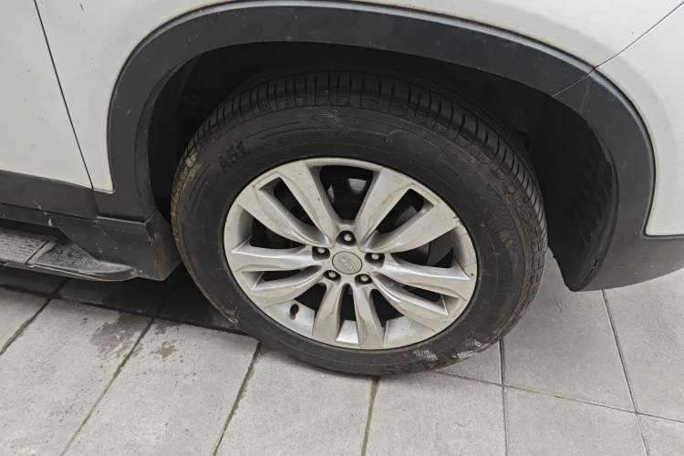 Used Kia Sorento 2012 2.4L Gasoline Supreme Edition Right Front Wheel Hub